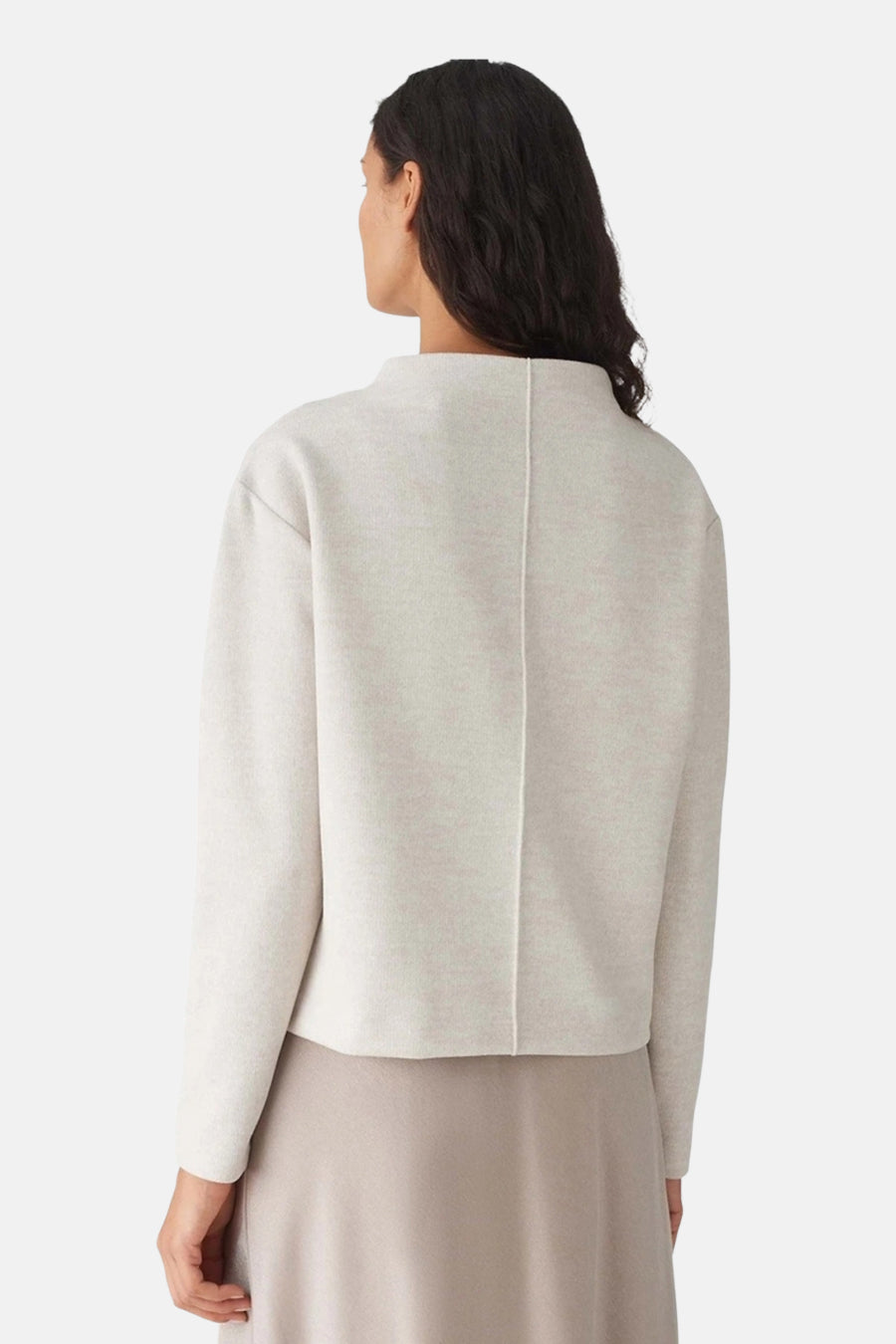 Pull écru à col rond de OPUS, avec une couture verticale au milieu du dos.