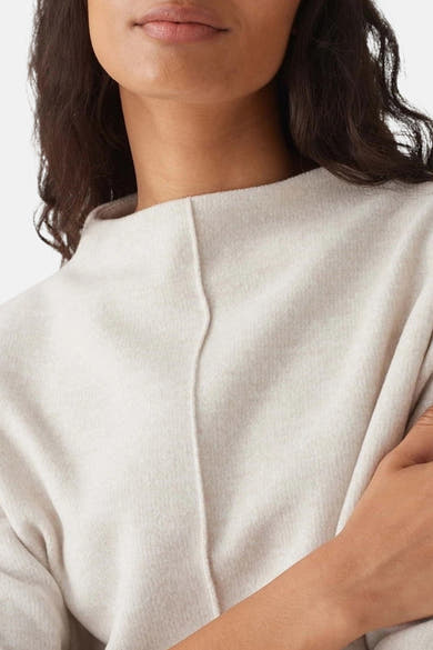 Pull à col rond écru de OPUS, avec une couture centrale verticale discrète sur le devant.
