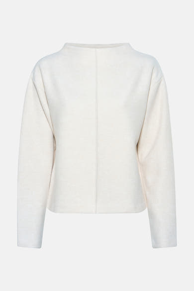 Pull à col rond écru par OPUS avec texture fine et coutures verticales discrètes.
