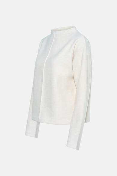 Pull à col rond écru de OPUS, avec une texture douce et un col montant élégant.