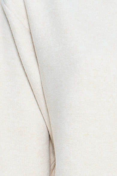 Pull à col rond écru par OPUS, avec texture douce et pli élégant.