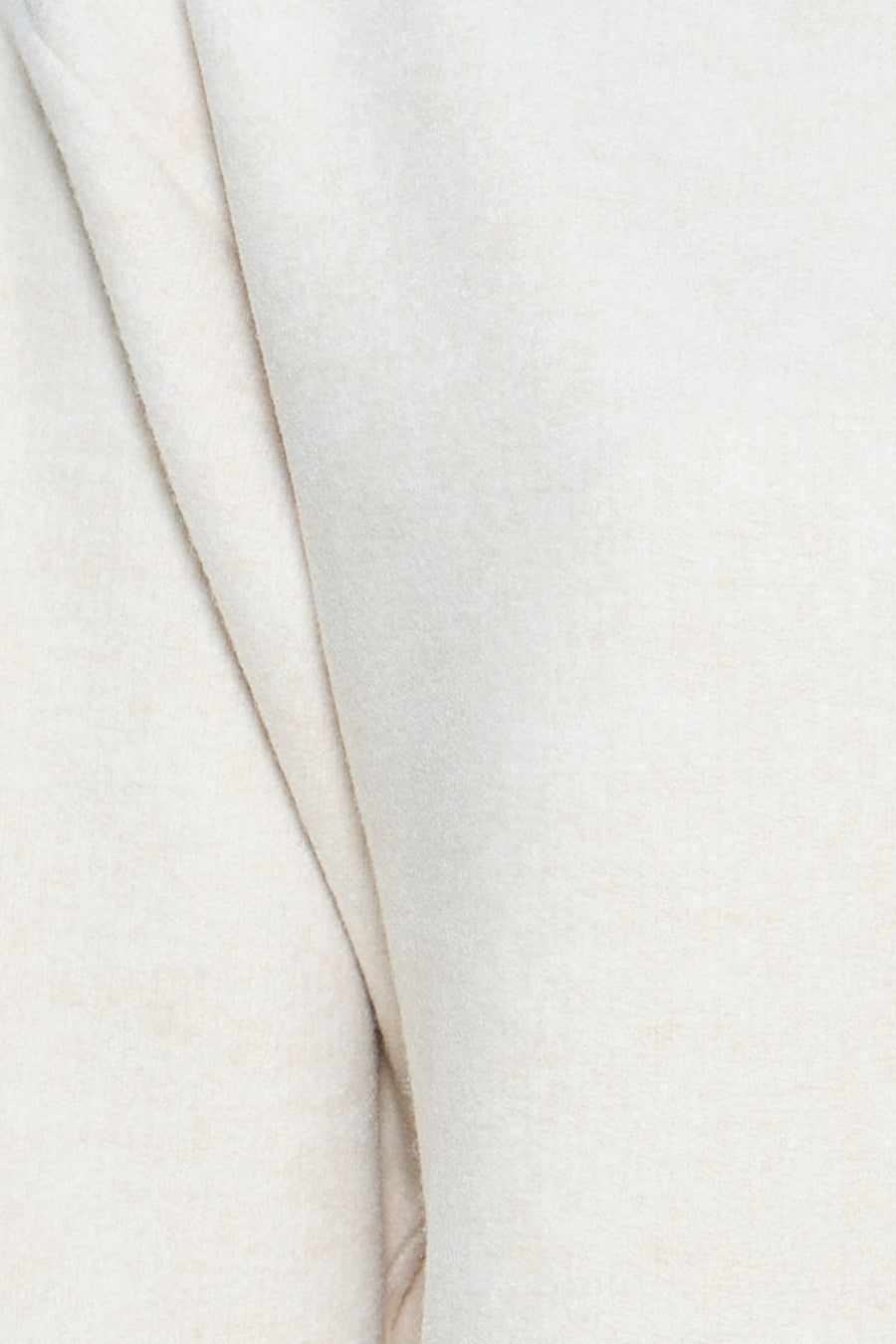 Pull à col rond écru par OPUS, avec texture douce et pli élégant.