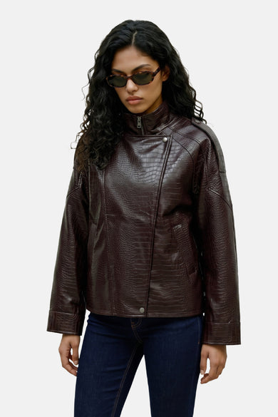 Femme portant une veste biker brune à effet croco VERO MODA®, vue de face.