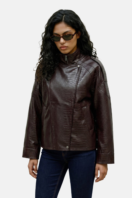 Femme portant une veste biker brune à effet croco VERO MODA®, vue de face.