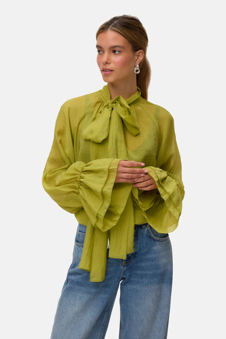 Blouse vert olive à manches longues avec col noué et poignets volantés, portée avec un jean, VERO MODA®