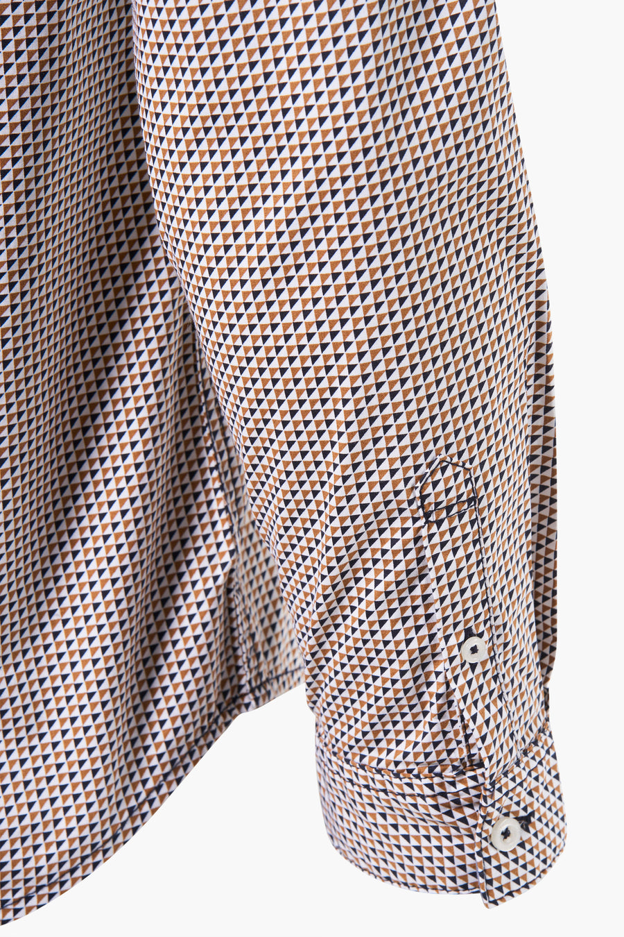 Chemise à manches longues multicolore de Tom Tailor, avec un motif géométrique de triangles marron et noir.