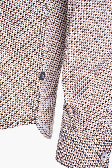 Chemise à manches longues multicolore de Tom Tailor avec motif géométrique triangulaire, détail de manche et bouton.