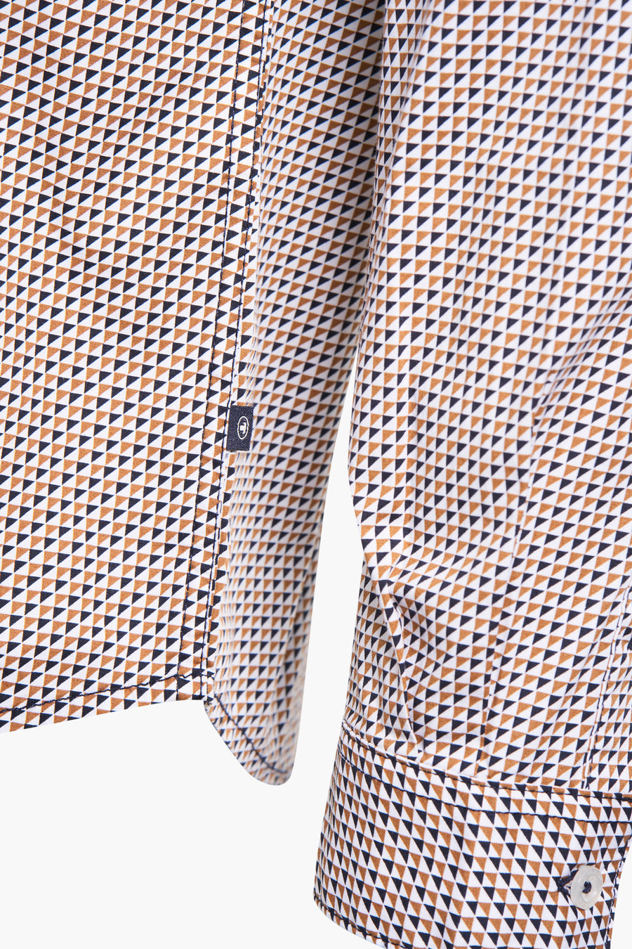 Chemise à manches longues multicolore de Tom Tailor avec motif géométrique triangulaire, détail de manche et bouton.