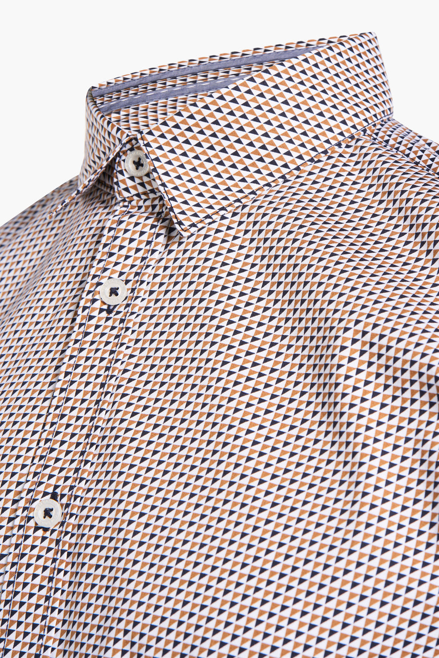 Chemise à manches longues multicolore de Tom Tailor, motif géométrique triangulaire, boutons blancs.