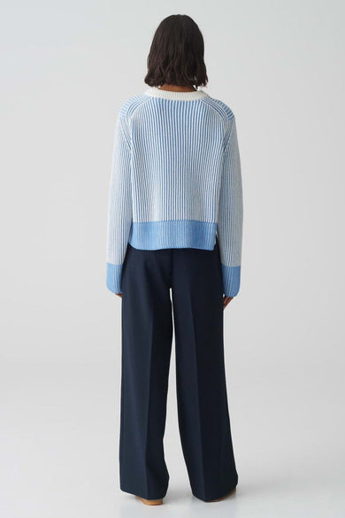 Ronde hals trui blauw van OPUS, met verticale strepen, gedragen met een marineblauwe wijde broek.