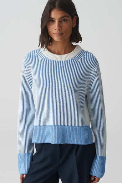Ronde hals trui blauw OPUS, witte en blauwe verticale strepen, gedragen met een marineblauwe broek.