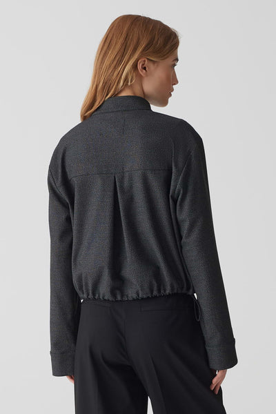 Kort zwart jasje van OPUS, met een klassieke kraag en elastische zoom, gedragen met een zwarte broek.
