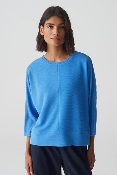 Ronde hals trui blauw van OPUS, in ribgebreide stof met driekwartmouwen en een relaxte pasvorm.