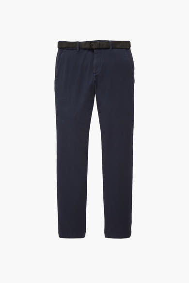 Blauwe chino van Tom Tailor, met een donkere stoffen riem, gepresenteerd op een witte achtergrond.