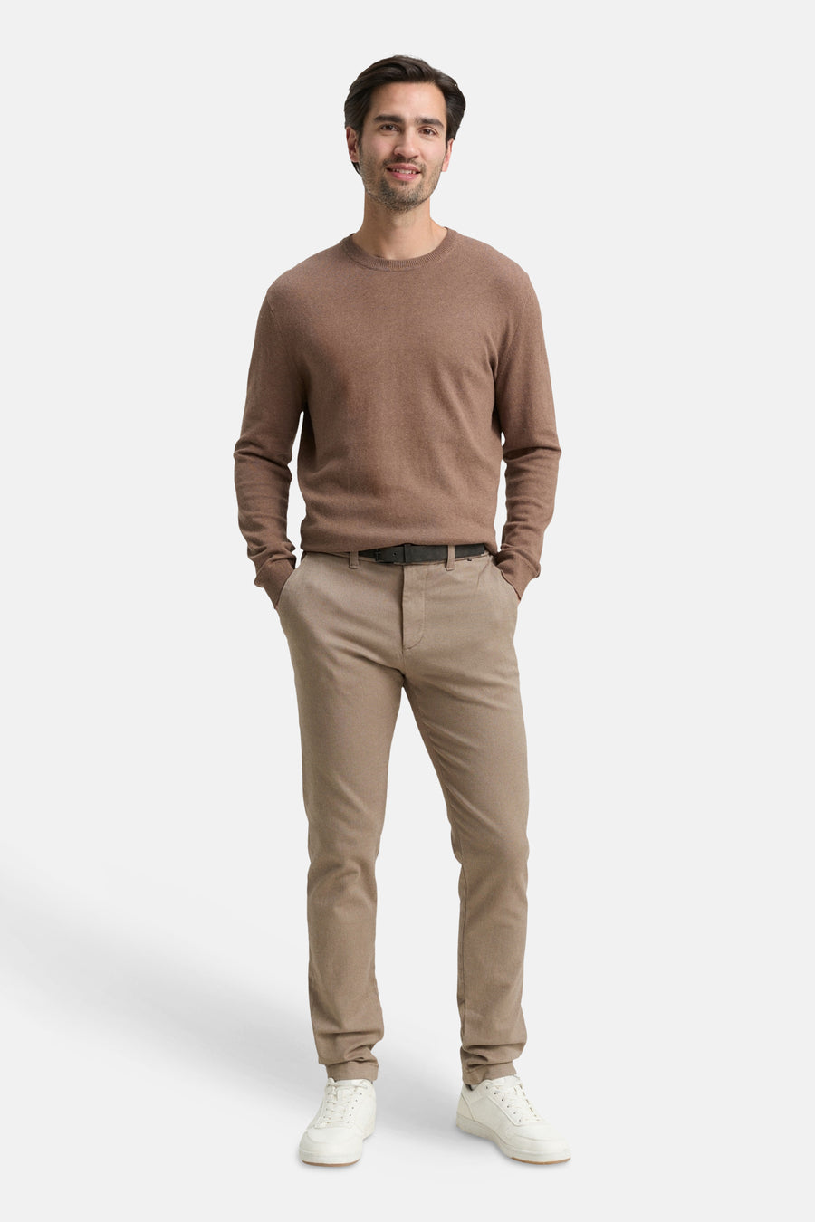 Bruine chino van Tom Tailor, gedragen met een bruine trui, zwarte riem en witte sneakers.