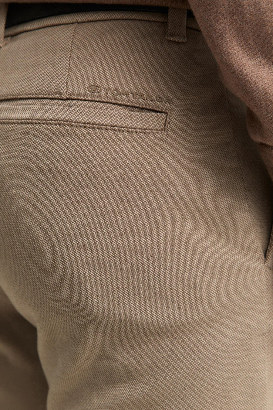 Bruine chino van Tom Tailor, paspelzakdetail aan de achterkant, textuurpatroon in visgraatmotief.