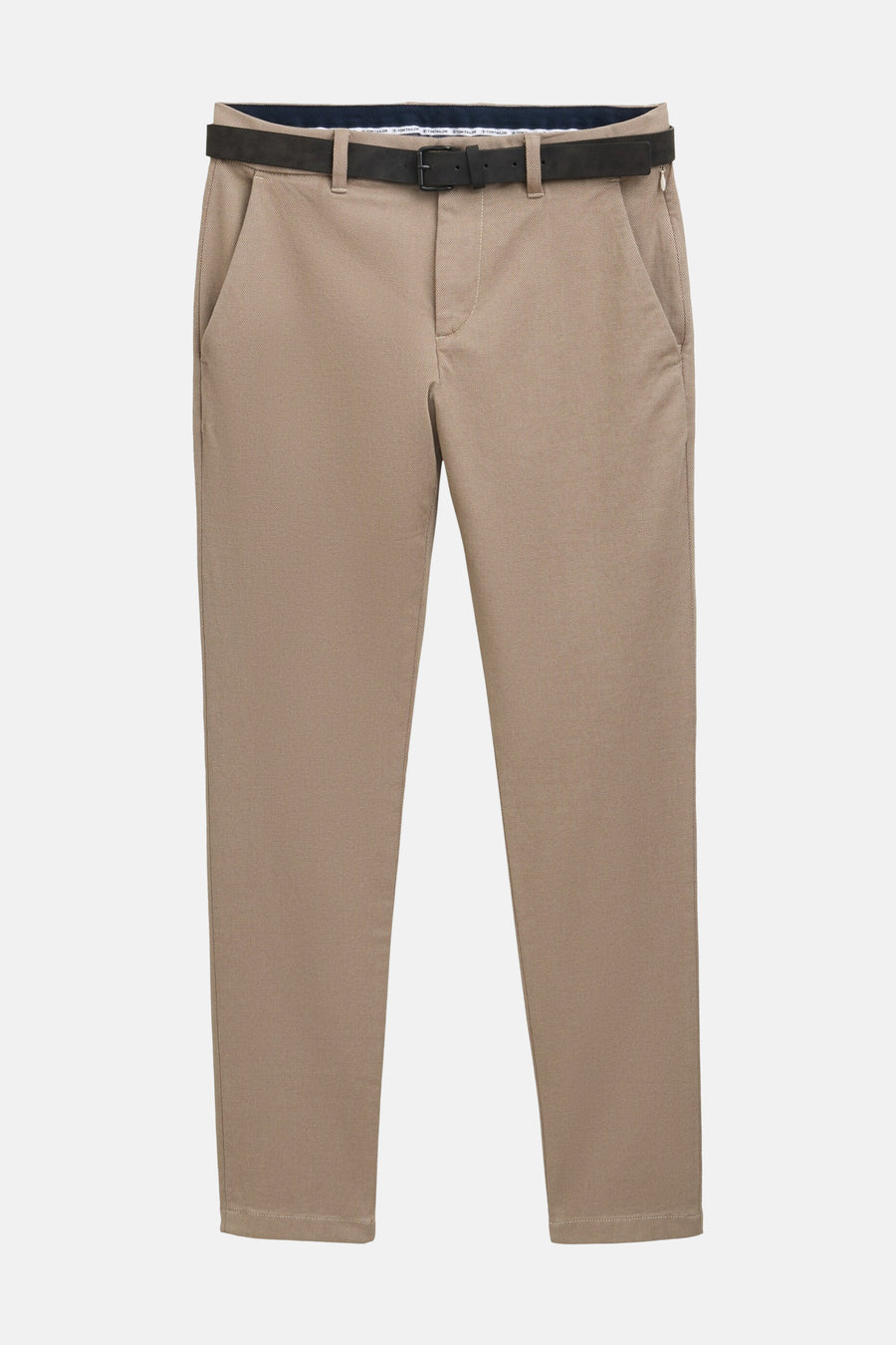 Bruine chino van Tom Tailor met een zwarte riem, zijzakken en een taps toelopende pasvorm.