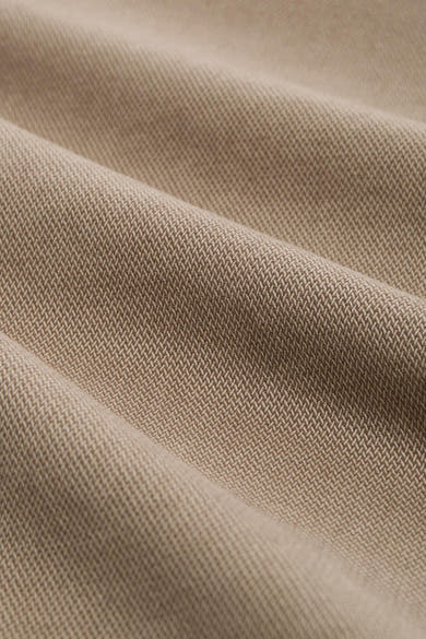 Bruine chino van Tom Tailor, met een subtiele textuur en gedrapeerde plooien.