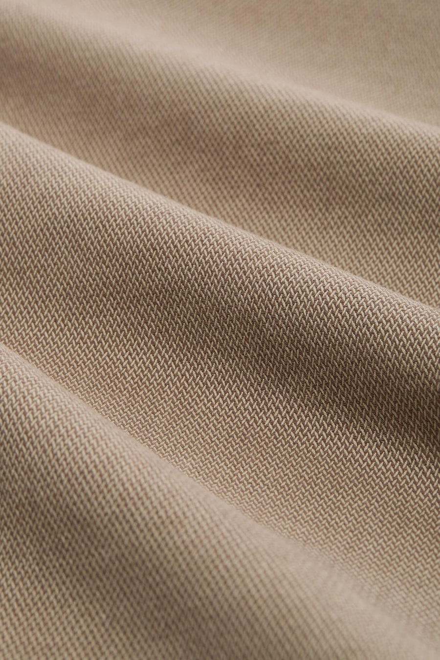 Bruine chino van Tom Tailor, met een subtiele textuur en gedrapeerde plooien.