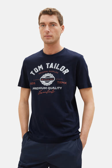 Blauw T-shirt van Tom Tailor, effen model van achteren gedragen met een bijpassende broek.