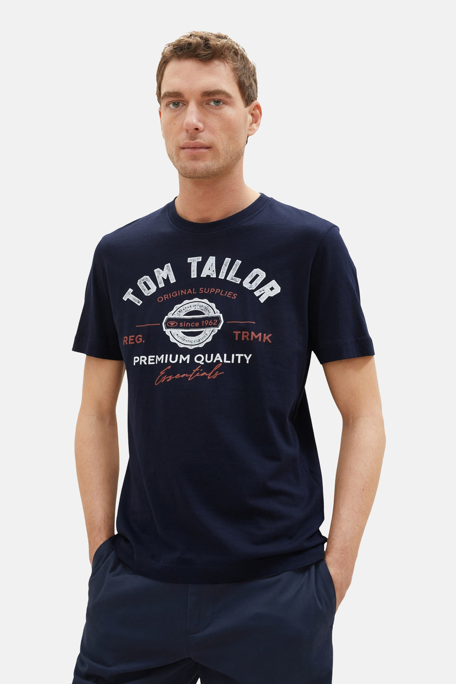 Blauw T-shirt van Tom Tailor, effen model van achteren gedragen met een bijpassende broek.