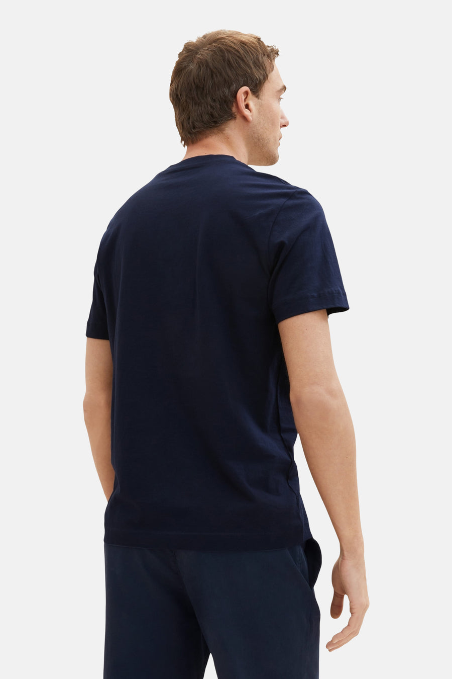 Blauw T-shirt met korte mouwen van Tom Tailor, achterkant, gedragen met een bijpassende broek.