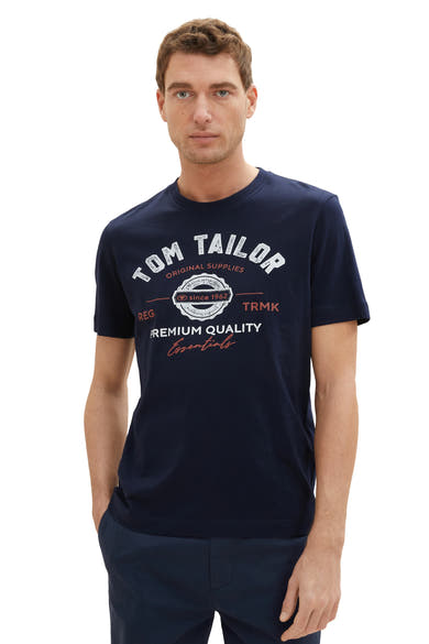 Blauw T-shirt met korte mouwen van Tom Tailor met een grafische print op de voorkant, gedragen met een blauwe broek.