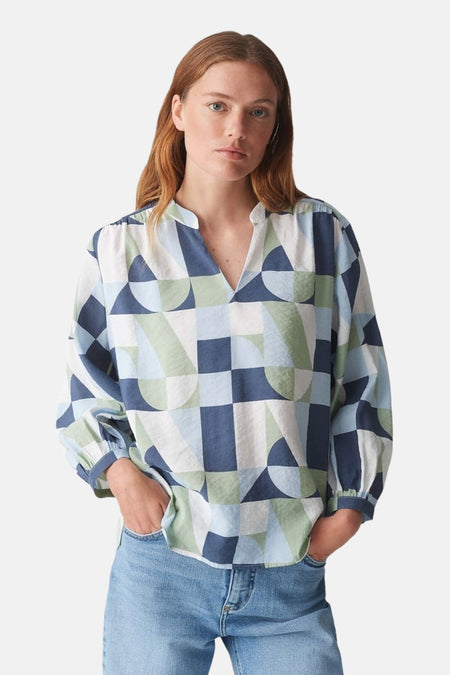 Multikleurig overhemd met lange mouwen van OPUS met een geometrisch patroon, gedragen met een lichtblauwe jeans.