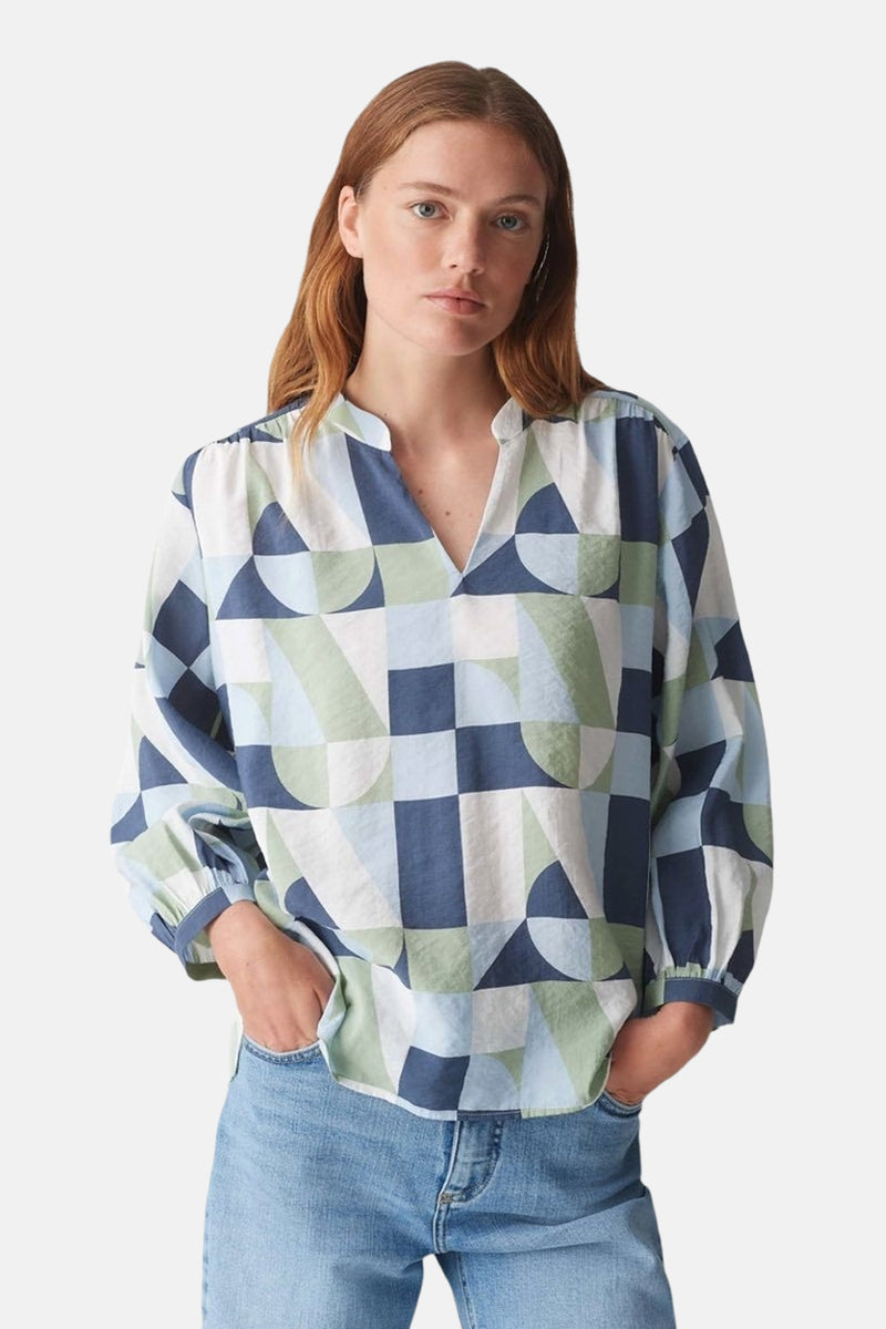 Chemisier à manches longues multicolore d'OPUS avec un motif géométrique et porté avec un jean bleu clair.
