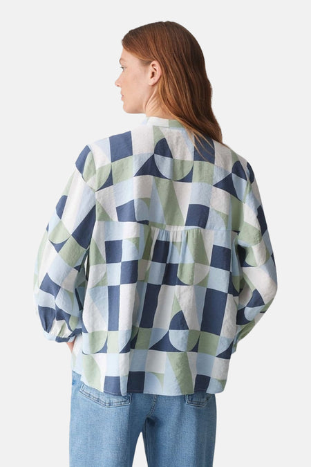 Multikleurig overhemd met lange mouwen van OPUS, met een geometrisch patroon en gedragen met een spijkerbroek.