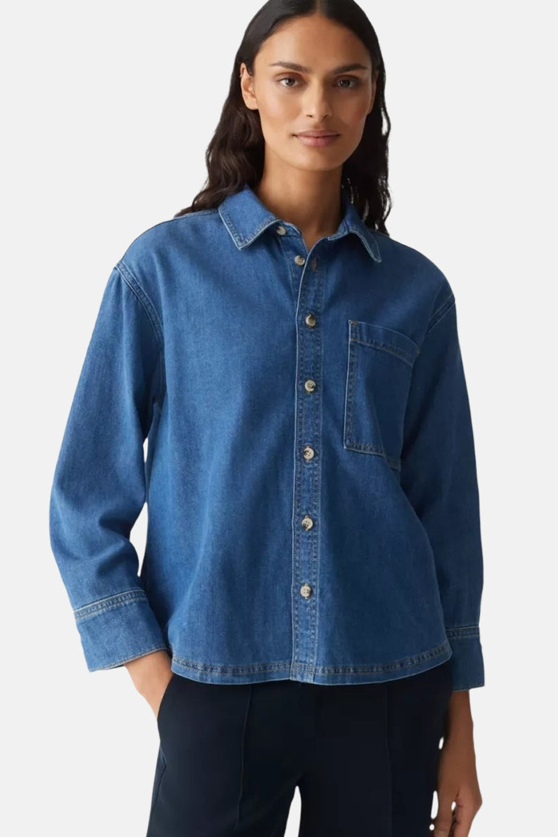 Chemisier en denim bleu moyen d'OPUS, avec une poche poitrine et une coupe décontractée.