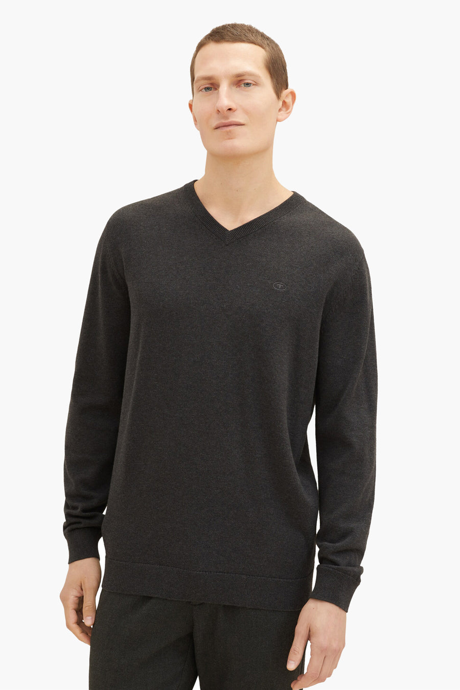 Pull col V gris de Tom Tailor, en tricot fin, avec un petit logo discret.