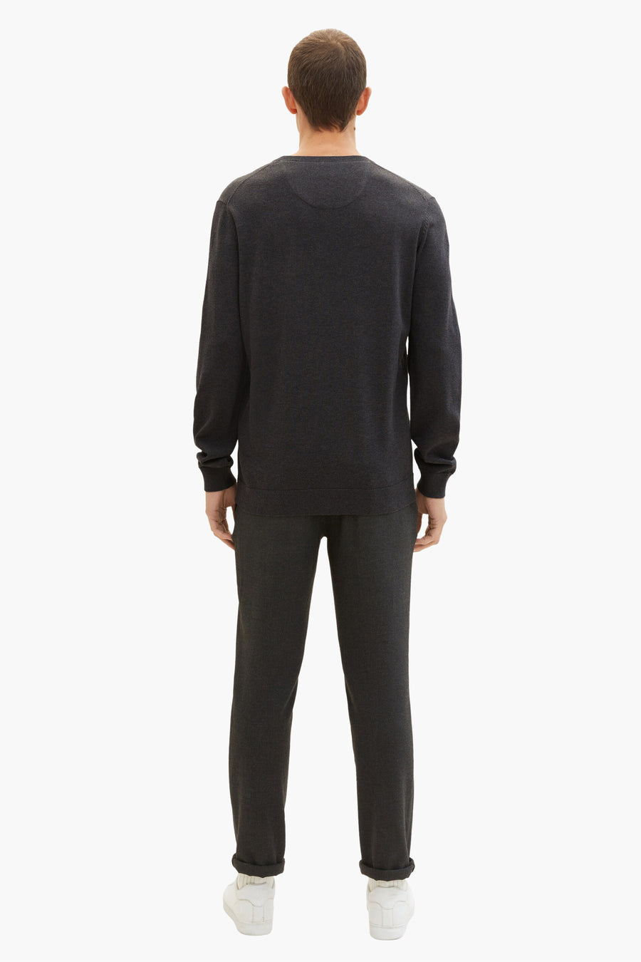 Grijze trui met ronde hals van Tom Tailor, gedragen met een joggingbroek en witte sneakers, achtergezicht.