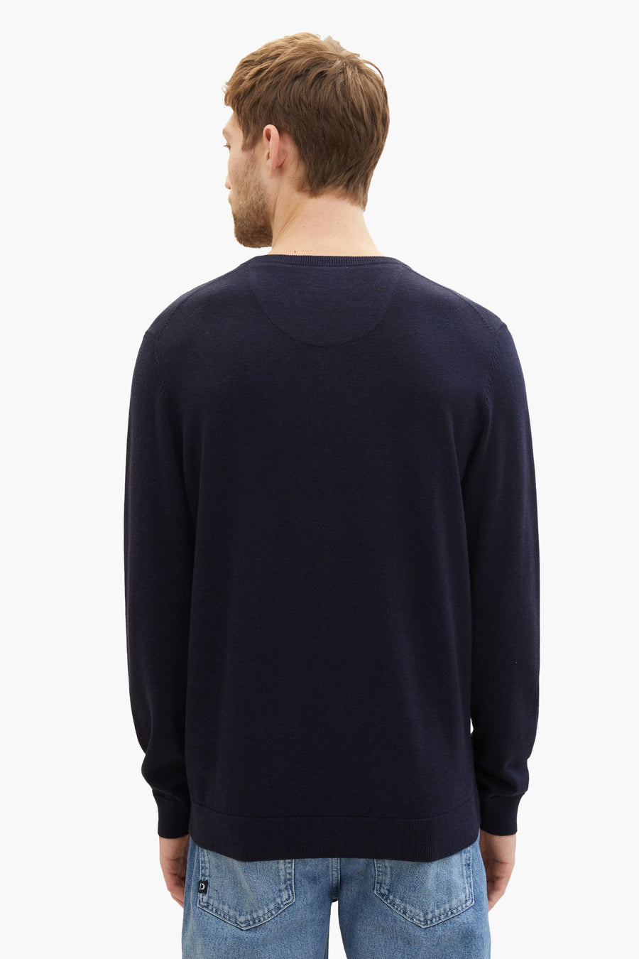 Pull bleu by Tom Tailor, vu de dos, porté avec un jean décontracté.