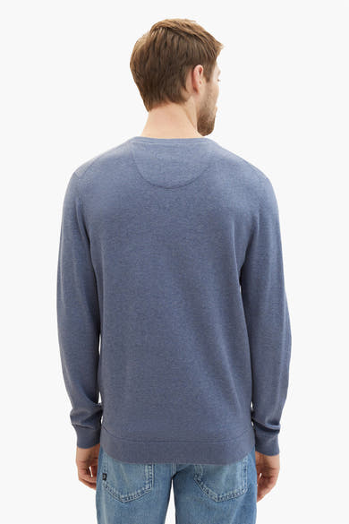 Blauwe trui met ronde hals van Tom Tailor, achterkant, gedragen met een casual spijkerbroek.