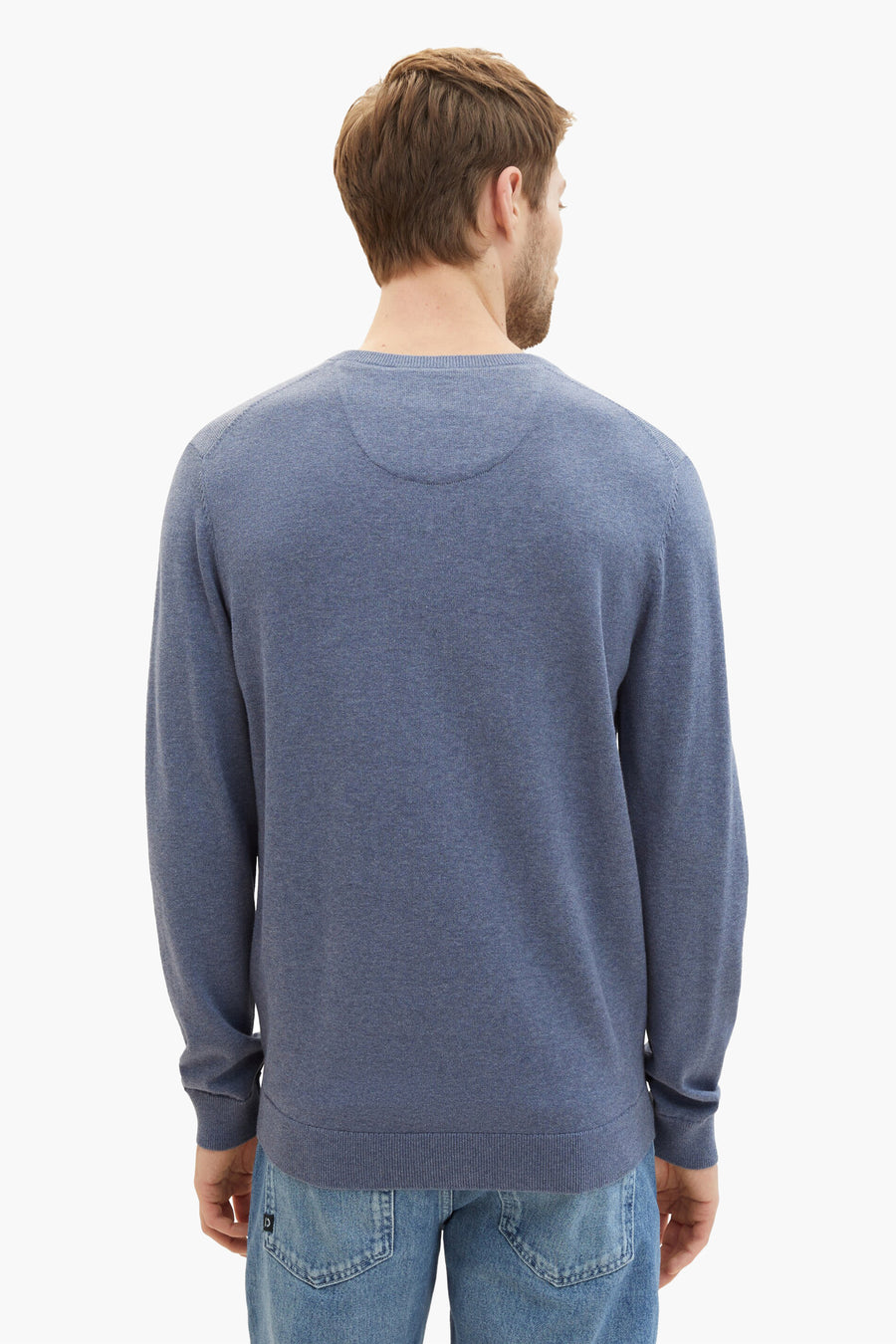 Blauwe trui met ronde hals van Tom Tailor, achterkant, gedragen met een casual spijkerbroek.
