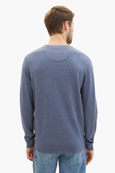 Pull bleu de Tom Tailor, vue de dos, porté avec un jean.