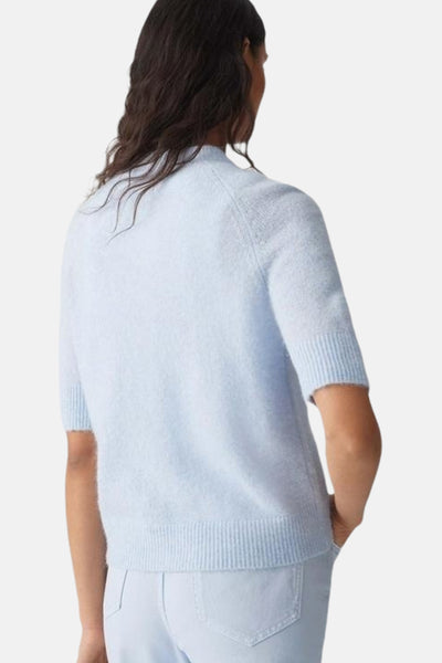 Cardigan bleu clair de OPUS, avec des manches courtes et une texture douce.