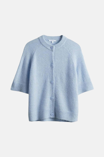 Lichtblauwe cardigan van OPUS met korte mouwen en een knoopsluiting.