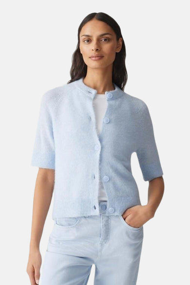 Cardigan bleu clair d'OPUS porté avec un jean de couleur assortie et un t-shirt blanc.