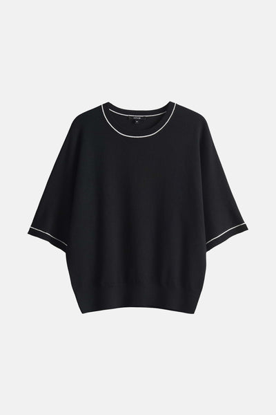 Pull col rond noir de OPUS, orné d'un liseré blanc au niveau du col et des manches courtes.
