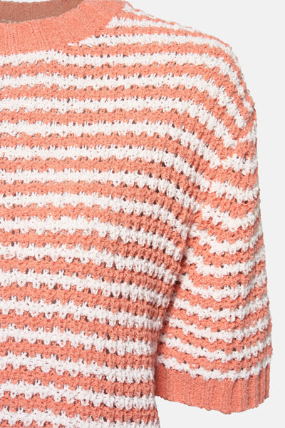 Pull à col rond orange par OPUS, à rayures horizontales blanches, en maille texturée.