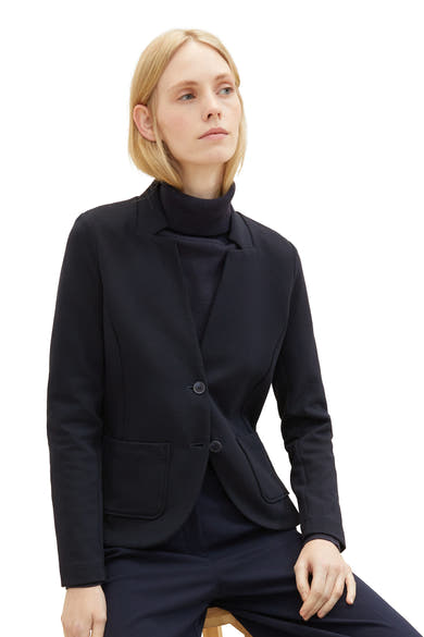Blazer bleu marine de Tom Tailor, porté sur un col roulé ton sur ton, avec deux boutons.