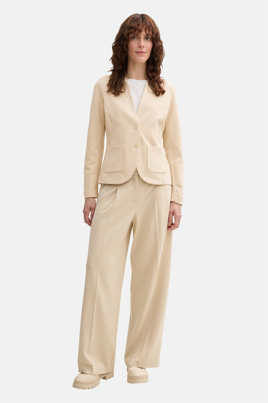 Beige blazer Tom Tailor met twee knopen, plooiende poches en lange mouwen.