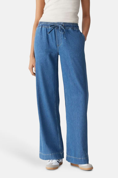 Pantalon large en denim bleu clair d'OPUS, avec cordon de serrage à la taille élastiquée.