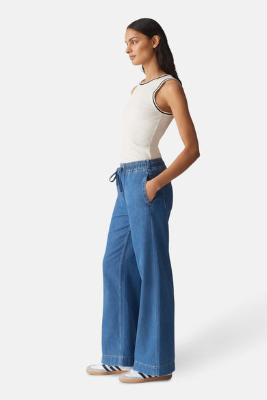 Pantalon en denim bleu moyen de OPUS, avec cordon de serrage et poches latérales.