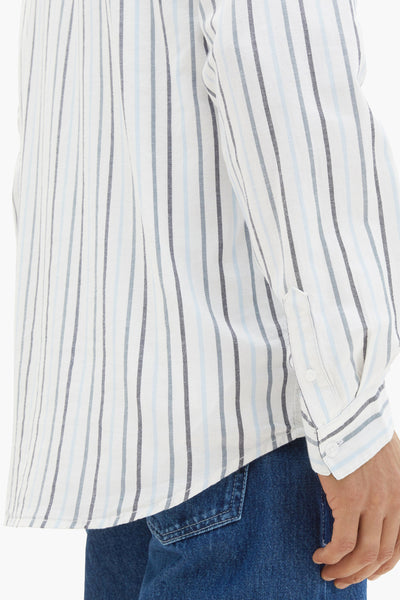 Wit gestreept overhemd met lange mouwen van Tom Tailor, met knoopdetails bij de manchetten en een blauwe spijkerbroek.
