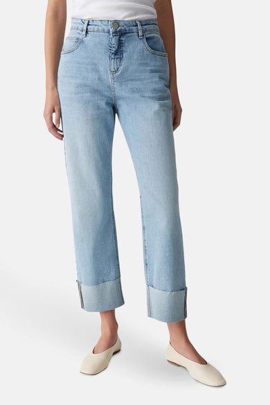 Rechte, lichtblauwe denim jeans van OPUS, met wijde zomen en klassieke zakken.