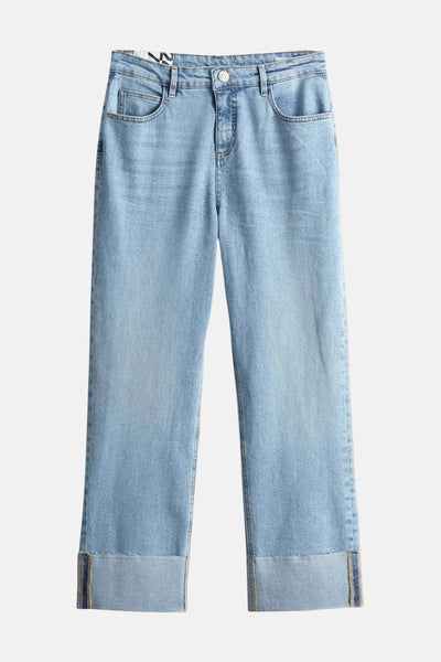 Jean droit en denim bleu clair de OPUS, avec des ourlets larges et des poches classiques.
