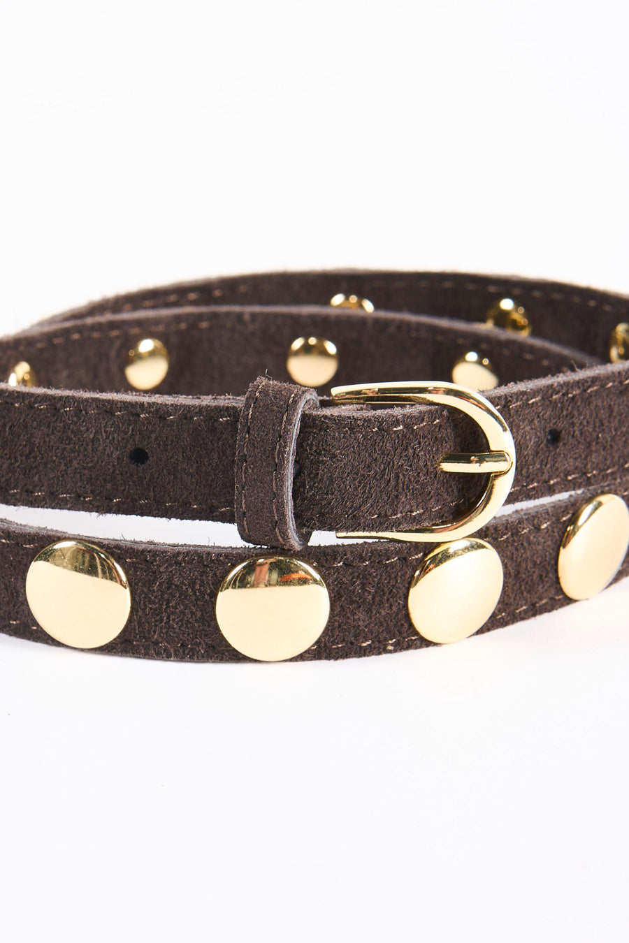 Gros plan sur une ceinture marron Access® à boucle dorée et ornements ronds dorés.